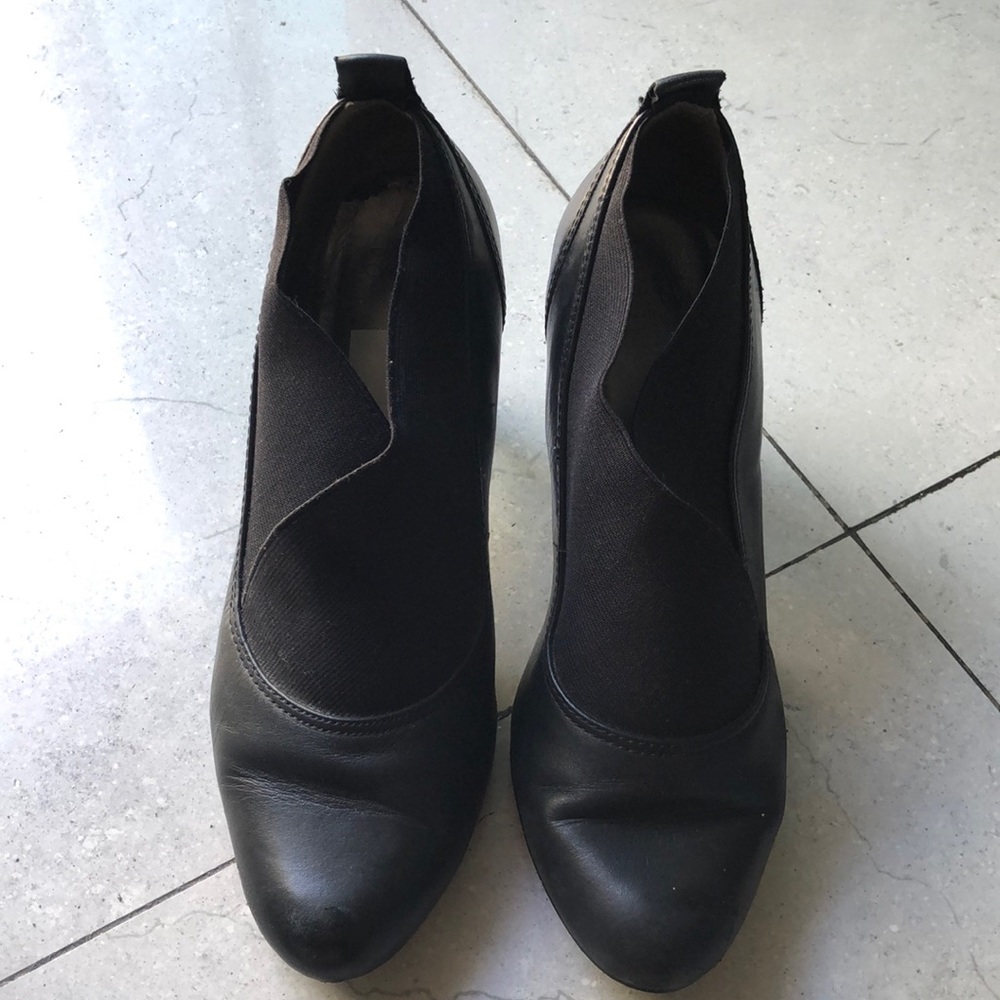 Women’s leather and elastic black booties